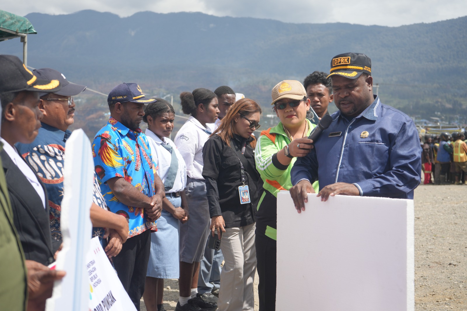 Foto, Soni Wandikbo menyerahkan bantuan Gubernur Provinsi Papua Tengah di Gome