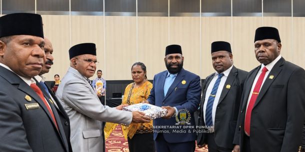 Dok. Bupati Puncak, Elvis Tabuni, menyerahkan dokumen RAPBD Perubahan Tahun Anggaran 2026 kepada Pimpinan DPRK Puncak dalam Rapat Paripurna di Jayapura, Senin (14/9/2026).